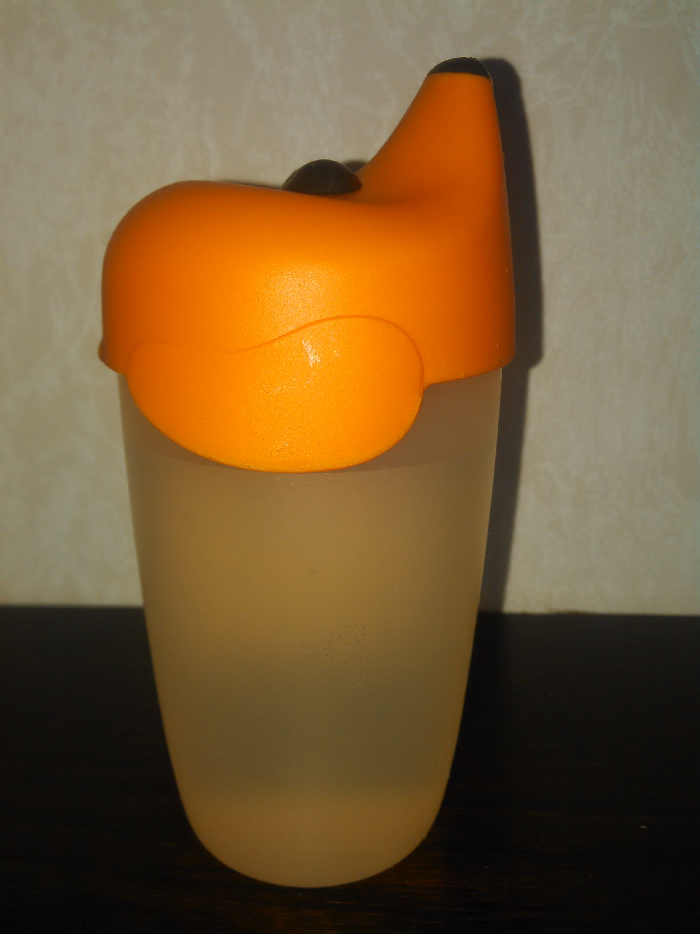 Mugg från ikea, orange lock som ser ut som en hund.